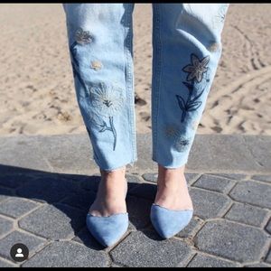 Zara light wash jeans w/ destruction & embroidery